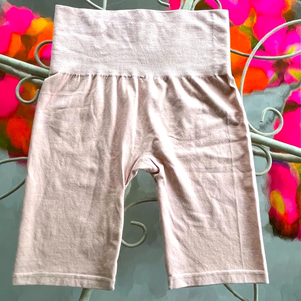 💫 FREE w/ BUNDLE! 💫 High waisted seamless bike shorts in Blush Pink sz S/M